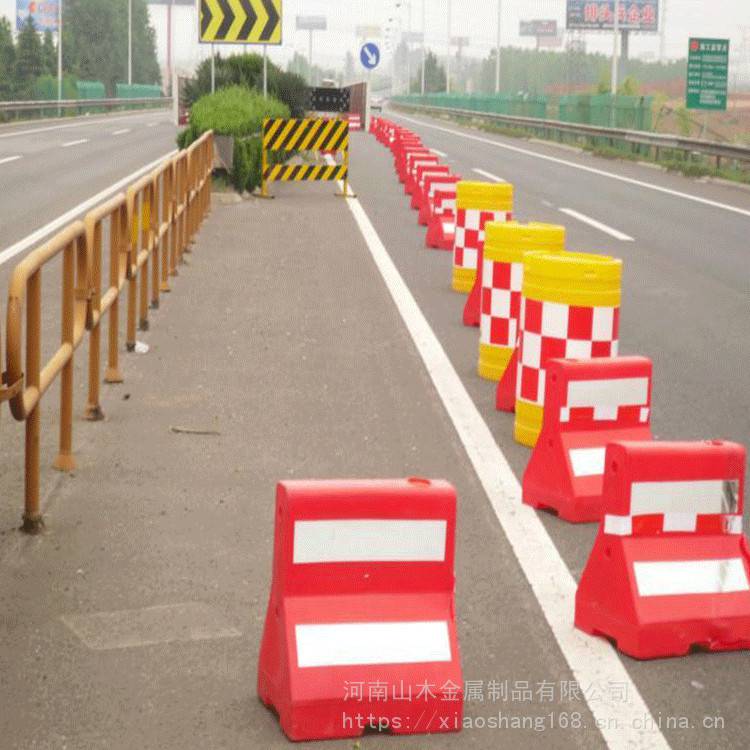 河南山木生產水馬圍擋護欄 公路臨時交通隔離管制設施 注水塑料圍擋